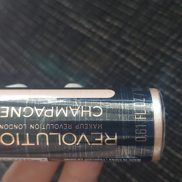 New makeup revolution liquid highlighter Champagne - Picture 3 of 5